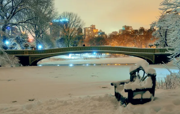 Картинка зима, снег, деревья, скамейка, ночь, мост, огни, пруд