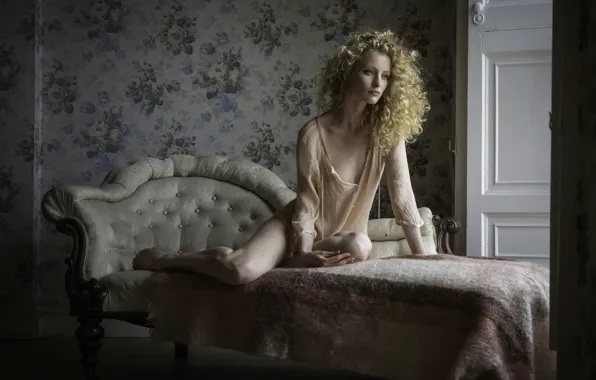 Картинка взгляд, диван, ножки, губки, кудри