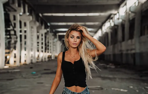 Взгляд, поза, модель, здание, рука, портрет, джинсы, макияж