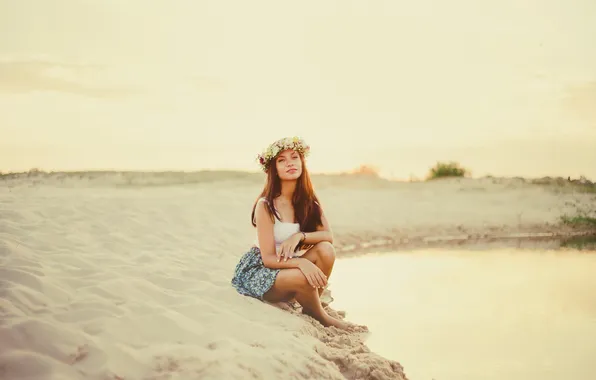 Картинка девушка, солнце, пруд, волосы, песка, корона из цветов