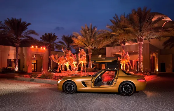 Картинка пальмы, вечер, двери, фонари, статуи, Mercedes-Benz SLS AMG Desert Gold