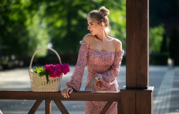 Картинка девушка, цветы, поза, платье, декольте, корзинка, плечи, Дмитрий Шульгин