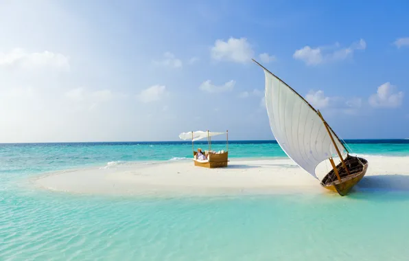 Картинка песок, море, пляж, тропики, лодка, остров, Мальдивы, кравать
