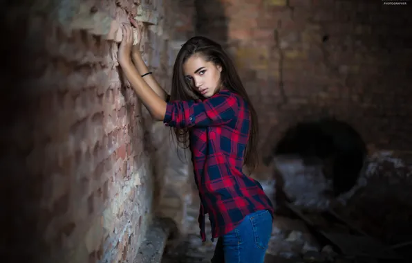 Картинка bricks, model, women, jeans, brunette, looking at viewer, 500px, sensual gaze