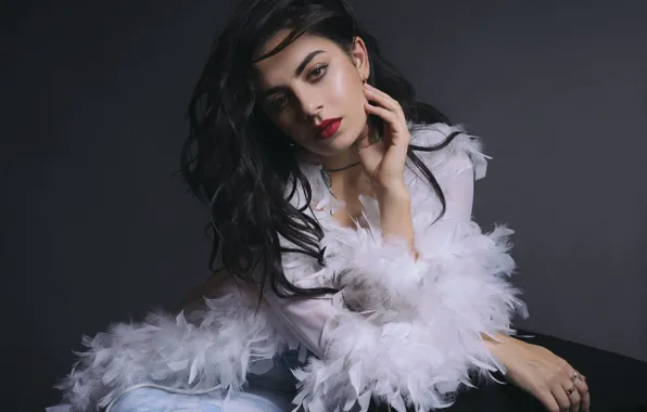 Перья, певица, фотосессия, Charli XCX, Charlotte Emma Aitchison, Time magazine, Aaron Hewitt