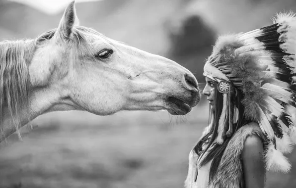 Картинка девушка, конь, лошадь, перья, черно-белое, головной убор