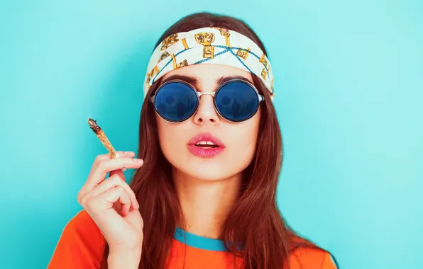 Девушка, портрет, сигарета, girl, рыжие волосы, жест, red hair, cigarette