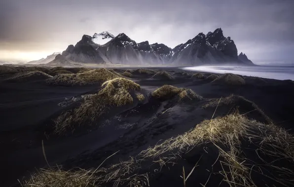 Картинка пляж, горы, тучи, гора, Исландия, чёрные пески