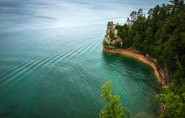 Картинка деревья, озеро, камни, скалы, берег, США, вид сверху, Pictured Rocks National Lakeshore