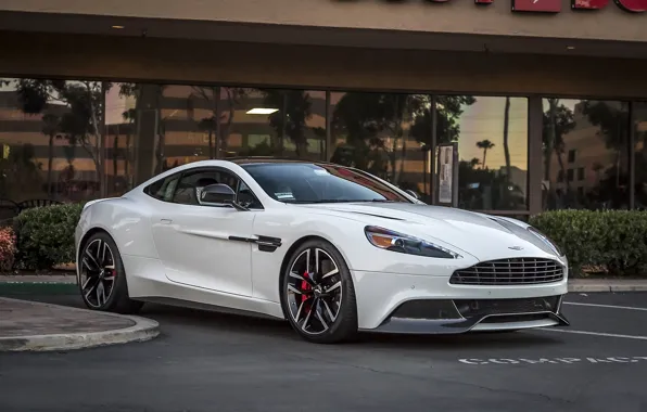 Aston Martin, Vanquish, White. Street