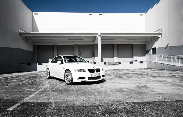 Картинка небо, асфальт, здание, бмв, BMW, белая, white, E92