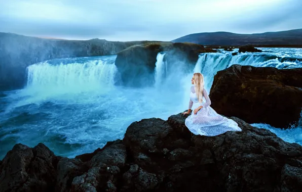 Картинка девушка, природа, водопад, платье, сидит