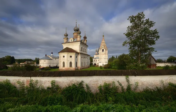 Лето, небо, трава, облака, стена, дерево, церковь, храм