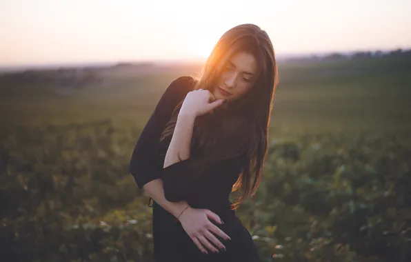 Закат, поза, брюнетка