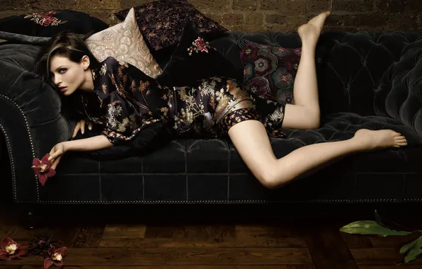 Картинка взгляд, девушка, цветы, диван, подушки, шатенка, Sophie Bexter