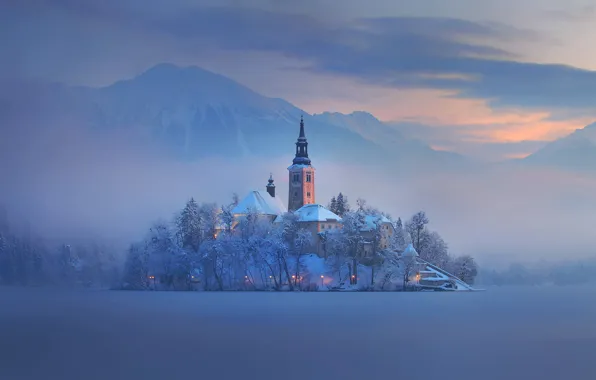 Картинка зима, горы, туман, озеро, остров, дома, церковь, Словения