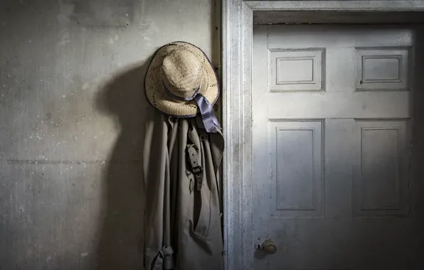 Картинка шляпа, дверь, плащ, натурализм