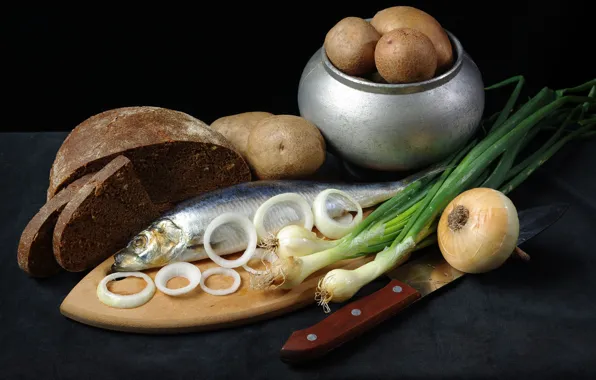 Кольца, лук, нож, доска, селёдка, картошка, горшочек, чёрный хлеб