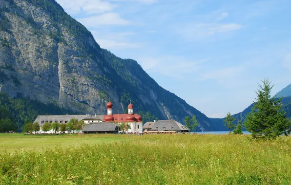 Картинка трава, деревья, горы, Германия, Бавария, луг, церковь, озеро Кёнигсзе