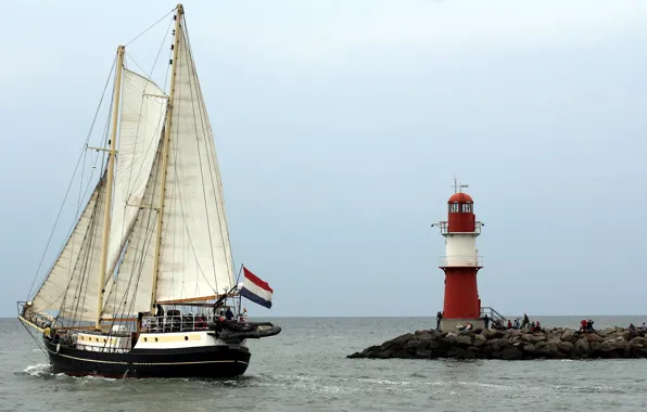 Картинка маяк, парусник, Балтийское море