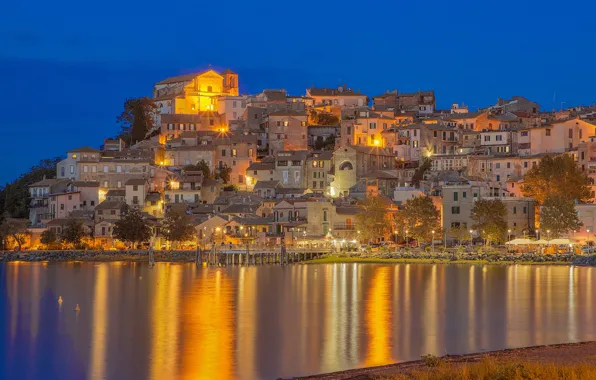 Картинка озеро, здания, дома, Италия, ночной город, Italy, Lazio, Anguillara Sabazia
