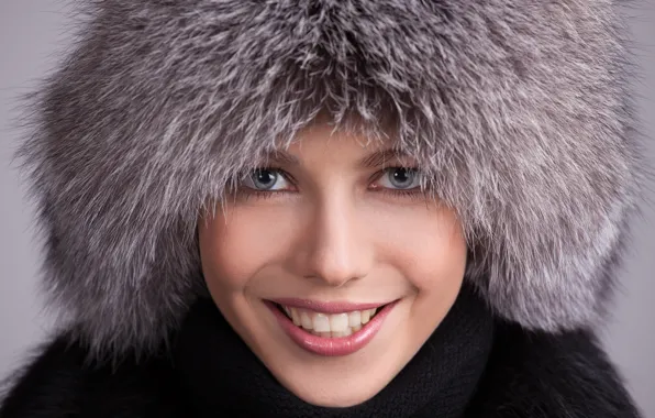 Картинка взгляд, девушка, крупный план, лицо, улыбка, фон, шапка, портрет