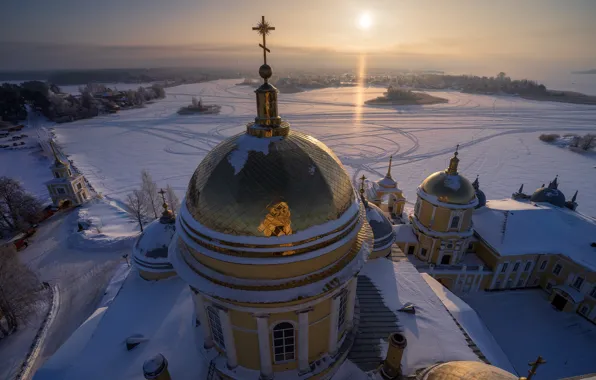 Картинка зима, солнце, снег, озеро, церковь, купола, Селигер, Нило-Столобенская пустынь