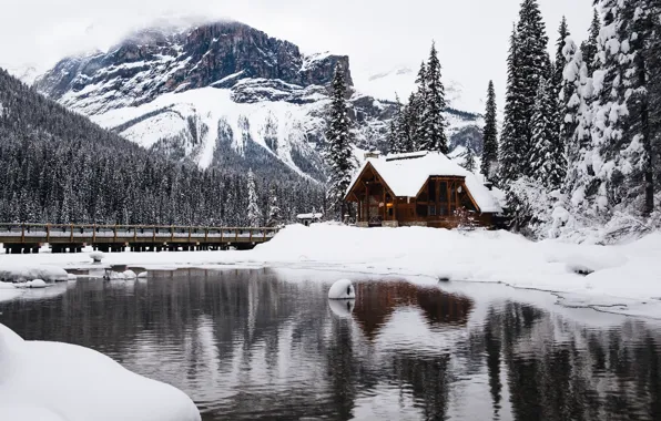 Картинка зима, лес, снег, деревья, горы, озеро, house, хижина