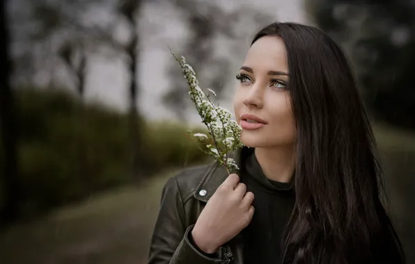 Веточка, дождь, пасмурно, портрет, макияж, брюнетка, куртка, прическа
