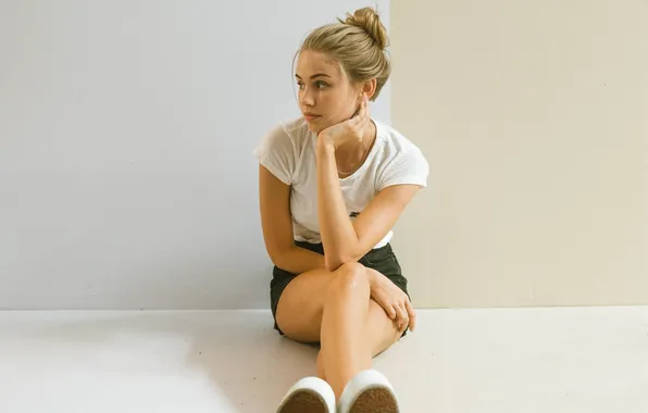 Картинка shorts, woman, young, beautiful, model, long-haired, Scarlett Leithold, T-shirt