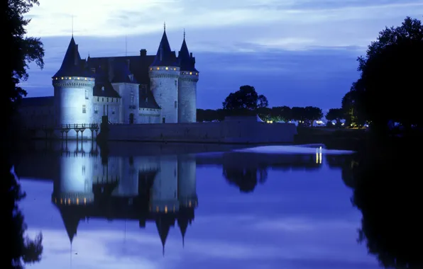 Картинка замок, вечер, фонари, памятник, водоём, архитектурный