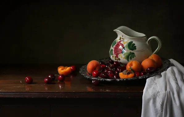 Кувшин, черешня, абрикосы