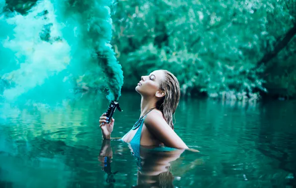 Девушка, река, дым, в воде