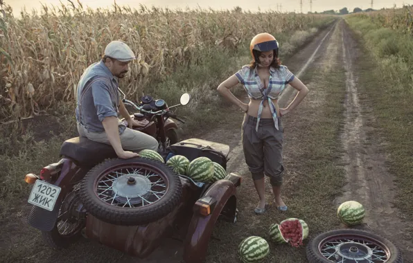 Картинка грудь, девушка, колесо, мотоцикл, арбузы, кукурузное поле, неприятность, отвалилось
