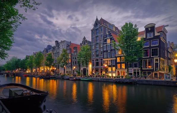Картинка город, здания, дома, лодки, вечер, освещение, Амстердам, фонари