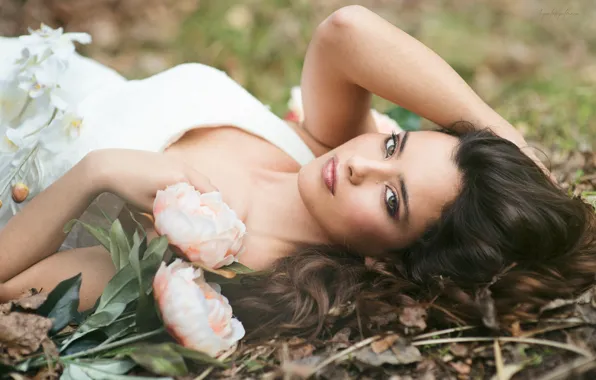 Картинка взгляд, губки, пионы, Beatriz Calderón