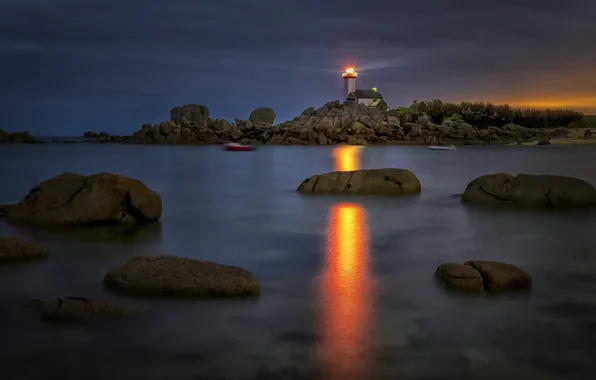 Картинка море, свет, пейзаж, ночь, камни, берег, лодка, Франция