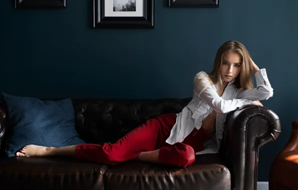 Картинка взгляд, девушка, поза, диван, блузка, брюки, Илья Баранов