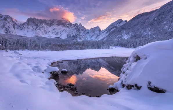 Картинка зима, лес, снег, закат, горы, озеро, отражение, Италия