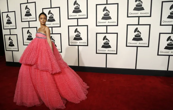 Певица, Rihanna, розовое платье