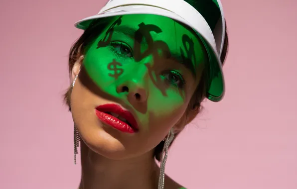 Взгляд, крупный план, лицо, усталость, серьги, розовый фон, close-up, face