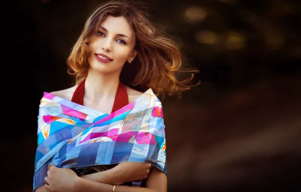 Девушка, украшения, улыбка, серьги, макияж, браслет, шатенка, платок