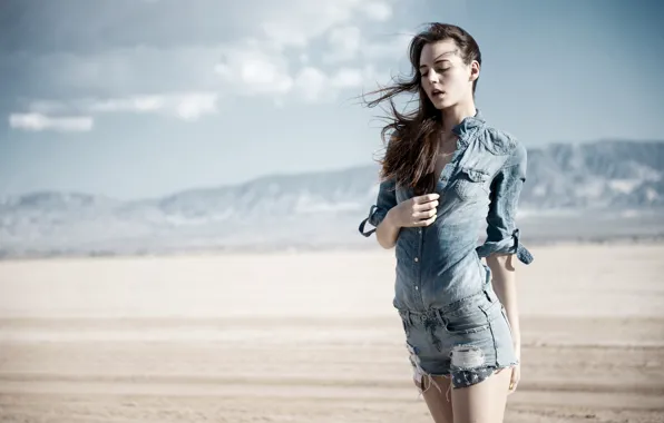 Девушка, солнце, ветер, пустыня, волосы, шорты, джинсы
