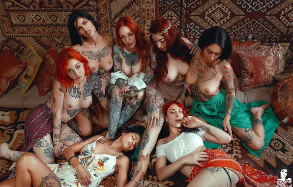Грудь, взгляд, ковёр, пирсинг, тату, бёдра, гарем, jelly