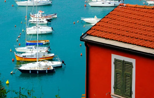 Картинка крыша, море, дом, яхты, лодки, гавань, черепица