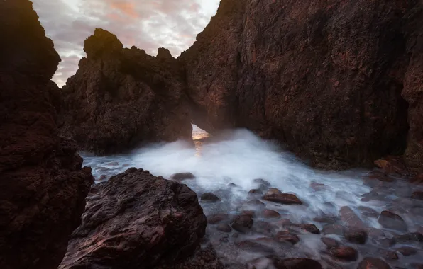 Картинка море, волны, небо, галька, камни, скалы, пещера, отверстие