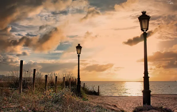 Картинка песок, пляж, цветы, город, берег, забор, фонари, Испания