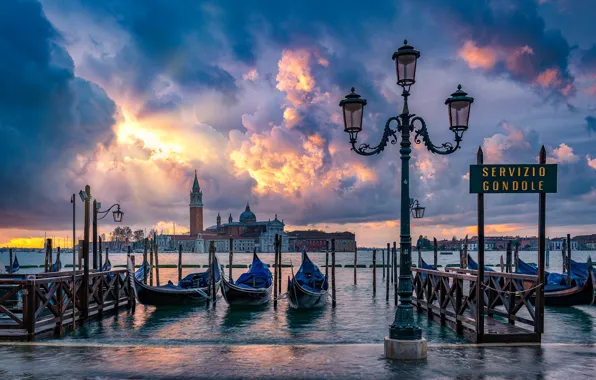 Облака, Италия, фонарь, Венеция, набережная, Italy, гондолы, Venice