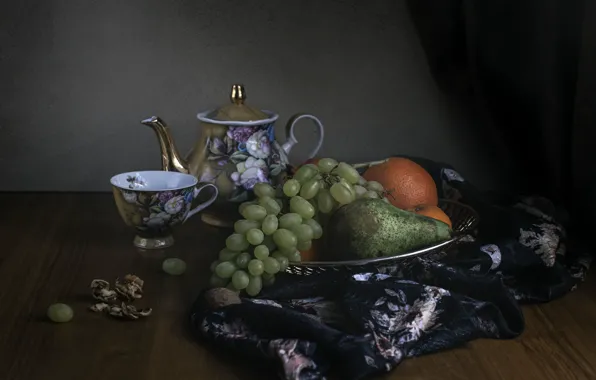 Стол, апельсины, чайник, тарелка, виноград, чашка, посуда, ткань