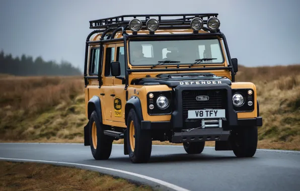 Картинка внедорожник, Land Rover, Defender, V8, 5.0 л., 2021, жёлто-чёрный, Works V8 Trophy